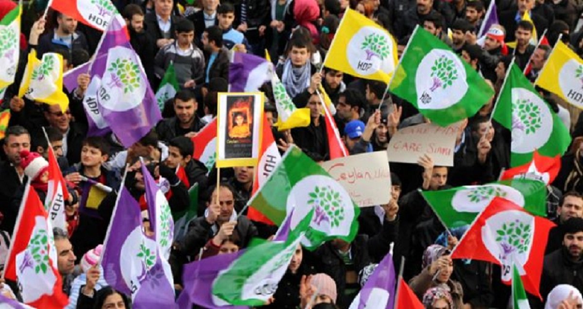 hdp-li-belediyeler-ataturk-ve-turk-bayragi-12312690_2644_o